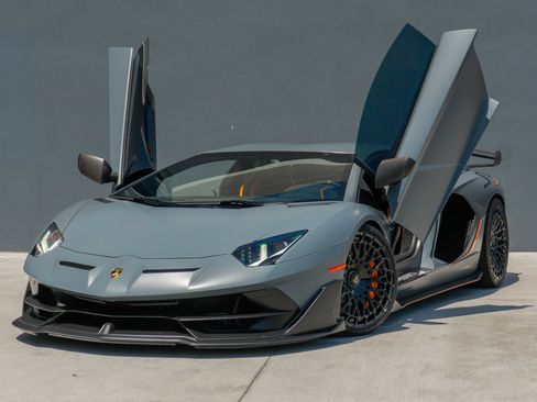 Used 2019 Lamborghini Aventador SVJ AWD/4WD image 4