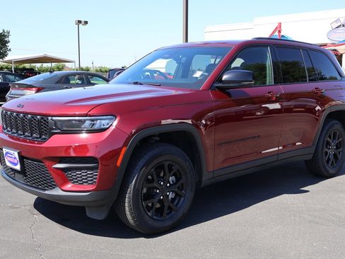 Used 2024 Jeep Grand Cherokee Altitude RWD image 7