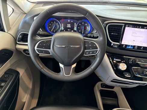 Used 2023 Chrysler Pacifica Touring-L FWD image 13