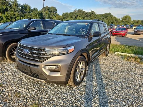 Used 2023 Ford Explorer XLT w/ Equipment Group 202A AWD/4WD image 3