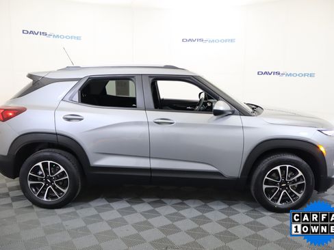 Used 2025 Chevrolet Blazer LT image 4