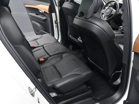 Used 2022 Volvo XC90 T6 Momentum w/ Climate Package image 17
