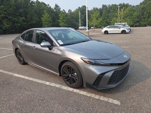 Used 2026 Toyota Camry SE FWD image 1