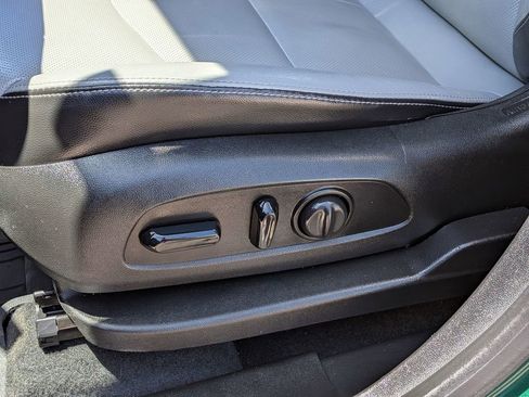 Used 2018 Chevrolet Equinox Premier FWD image 14