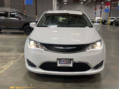 Used 2018 Chrysler Pacifica Touring-L Plus w/ Advanced Safetytec Group FWD image 8