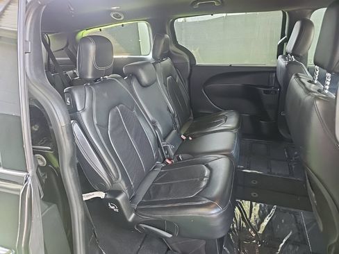 Used 2018 Chrysler Pacifica Touring-L w/ Premium Audio Group FWD image 34
