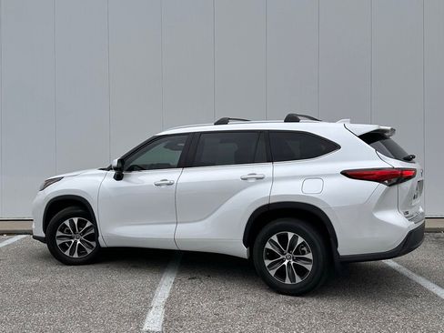 Used 2022 Toyota Highlander XLE AWD/4WD image 3