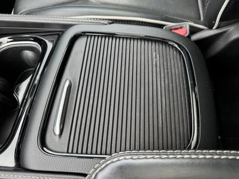 Used 2025 Chrysler Pacifica Limited FWD image 22