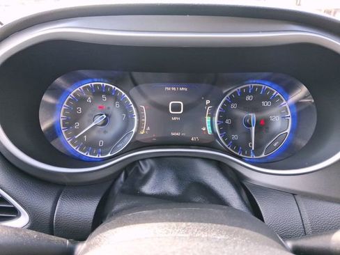 Used 2024 Chrysler Pacifica Touring-L image 23