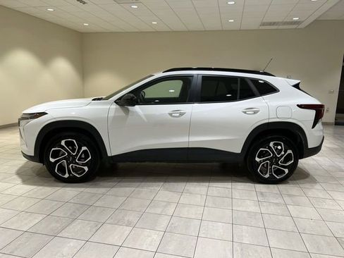 Used 2025 Chevrolet Trax RS FWD image 2