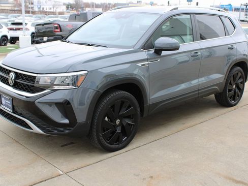 Certified 2023 Volkswagen Taos SE w/ Panoramic Sunroof Package image 3