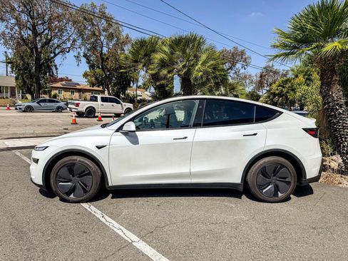 Used 2026 Tesla Model Y 2WD image 14