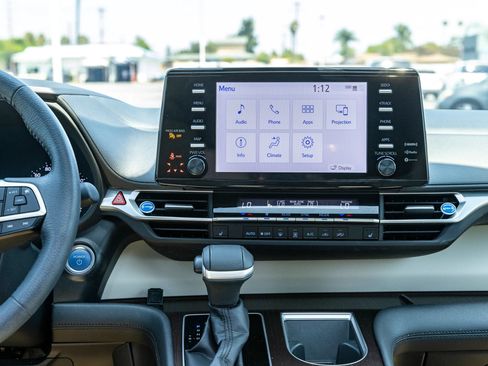 Used 2023 Toyota Sienna XLE FWD image 33