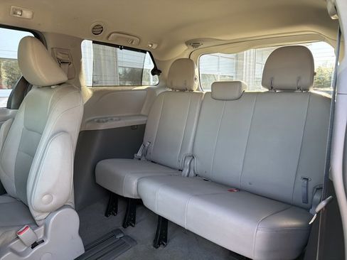 Used 2018 Toyota Sienna XLE image 26