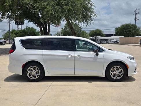 Used 2024 Chrysler Pacifica Limited w/ Uconnect Theater Family Group FWD image 8