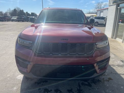 Used 2024 Jeep Grand Cherokee Altitude image 8