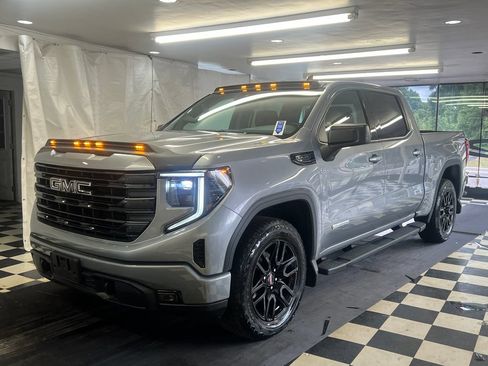 Used 2023 GMC Sierra 1500 Elevation w/ LPO, Elevation Black Package AWD/4WD image 4