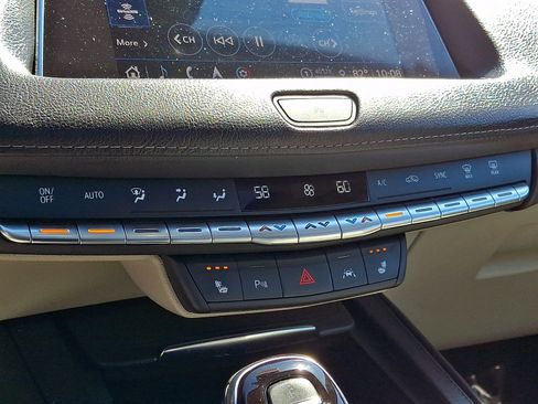 Used 2022 Cadillac XT4 Luxury w/ Cold Weather Package AWD/4WD image 17
