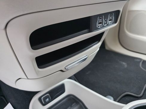 Used 2023 Chrysler Pacifica Touring-L FWD image 19