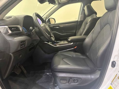 Certified 2025 Toyota Highlander Platinum image 21