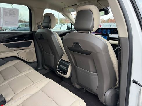 Used 2025 Lincoln Nautilus Premier image 36