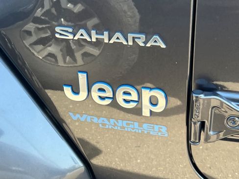 Used 2021 Jeep Wrangler Unlimited Sahara w/ Cold Weather Group AWD/4WD image 20