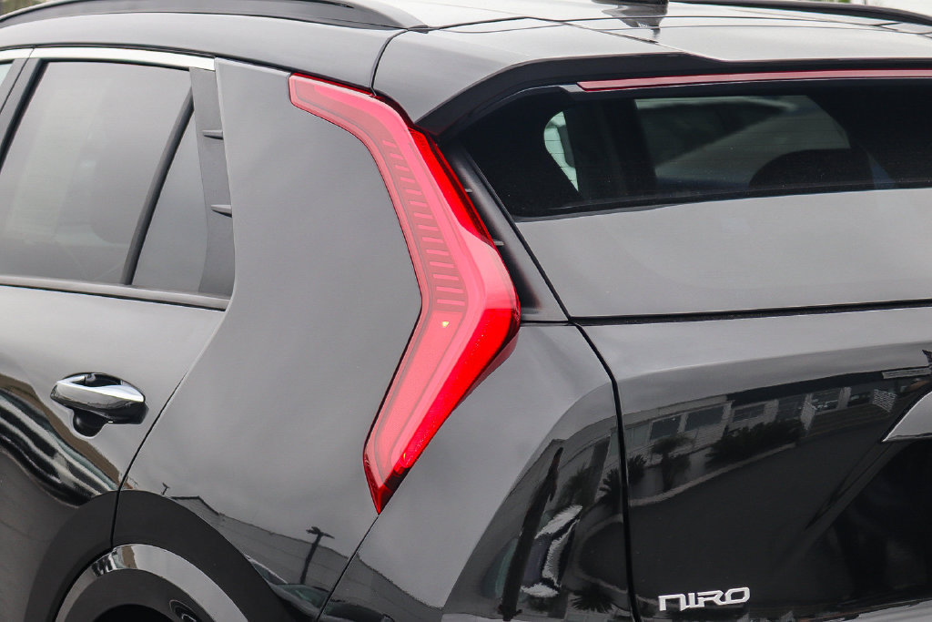Certified 2025 Kia Niro Wave w/ Wave Preserve Package FWD image 7