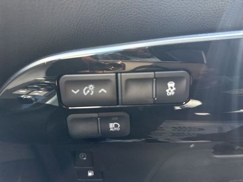 Used 2018 Toyota Prius Prime Premium image 23