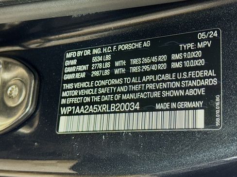 Certified 2024 Porsche Macan AWD/4WD image 33