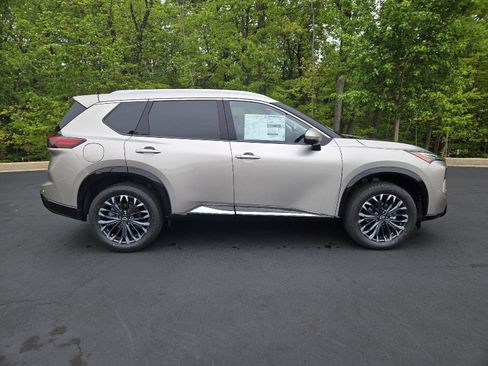 New 2026 Nissan Rogue Platinum AWD/4WD image 2