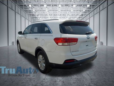 Used 2017 Kia Sorento AWD w/ LX Convenience Package image 5