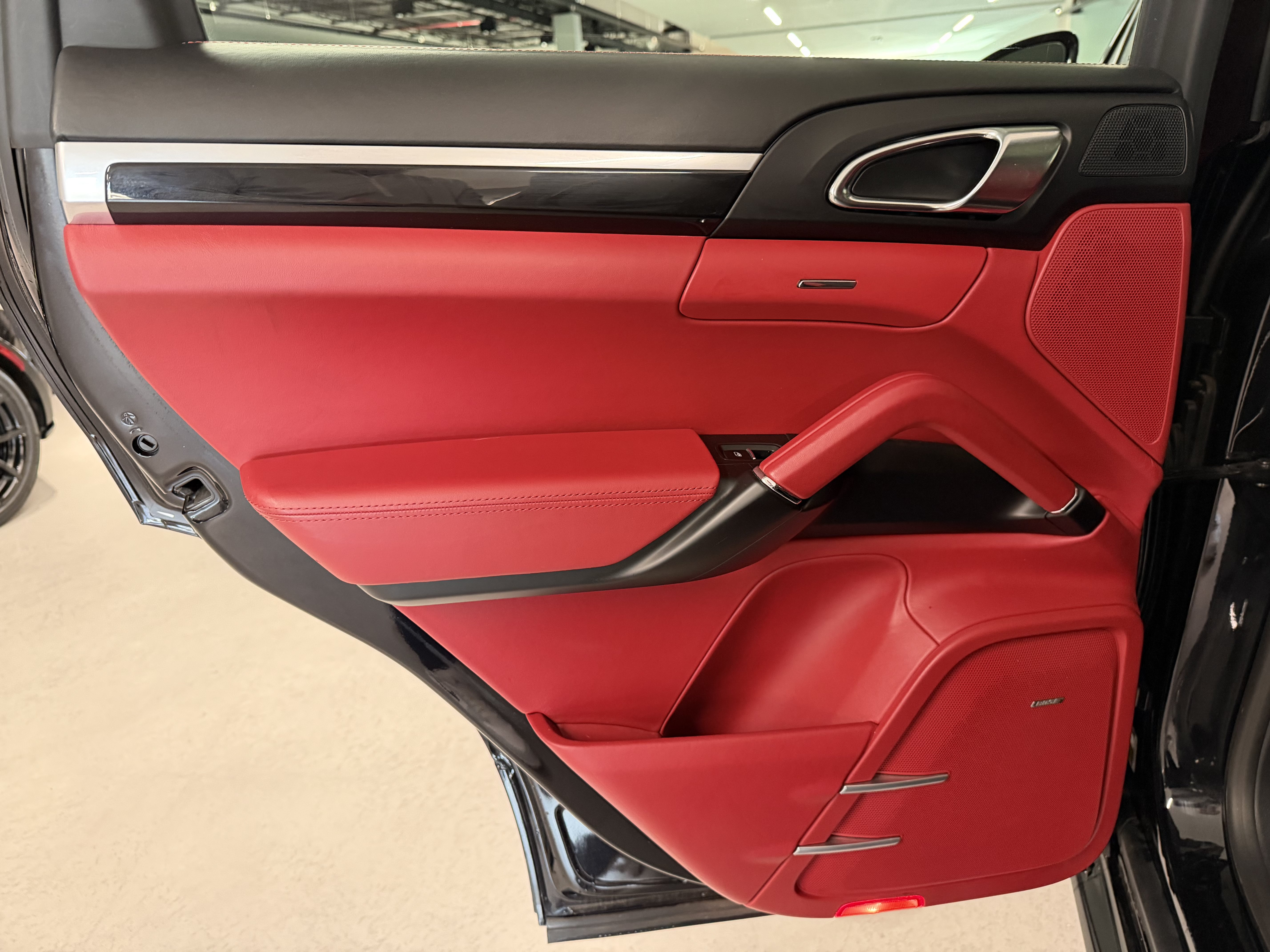 Used 2016 Porsche Cayenne Turbo AWD/4WD image 13