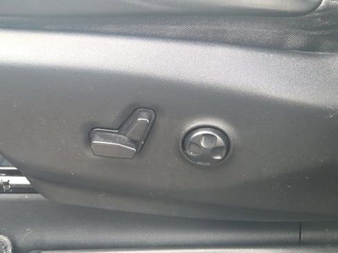 Used 2023 Chrysler Pacifica Limited w/ Uconnect Theater Family Group image 32