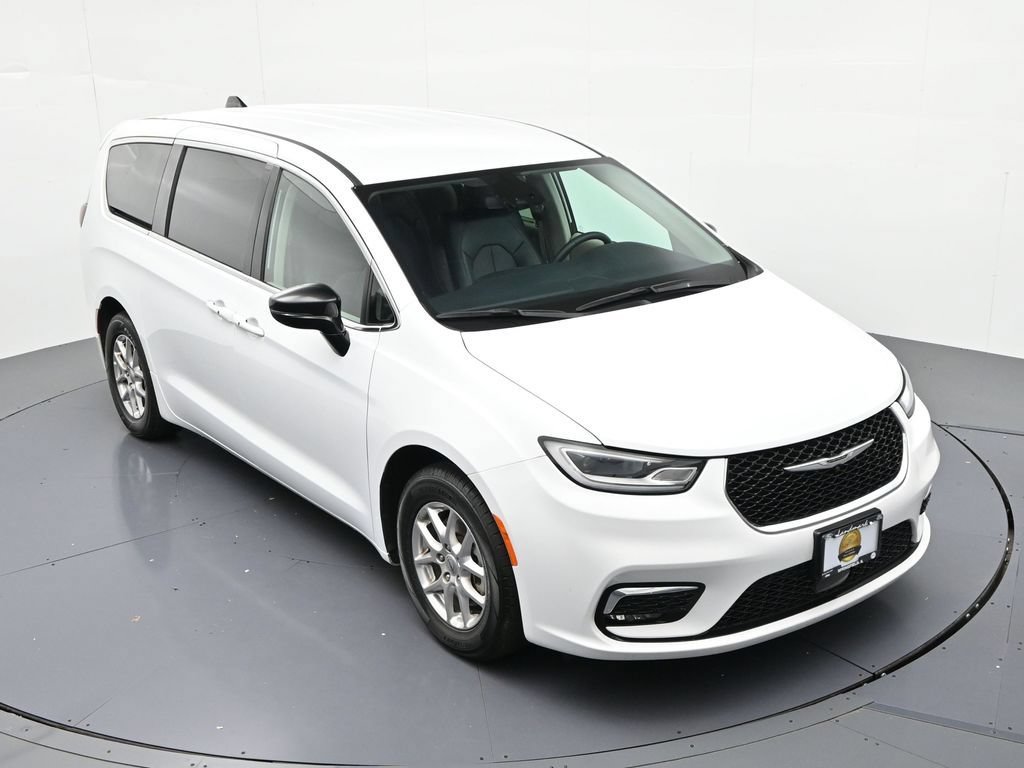 Used 2024 Chrysler Pacifica Touring-L FWD image 15