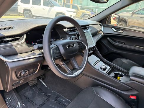 Used 2024 Jeep Grand Cherokee Altitude AWD/4WD image 10