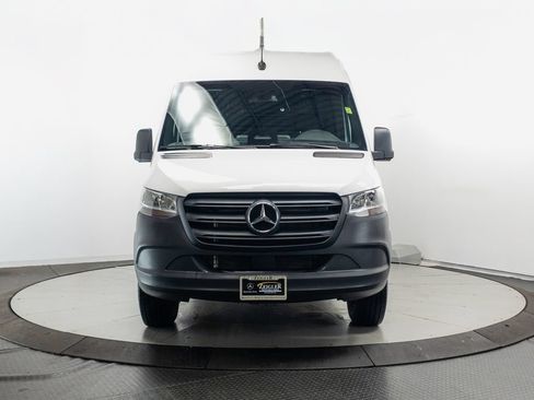 Used 2025 Mercedes-Benz Sprinter 2500 image 2