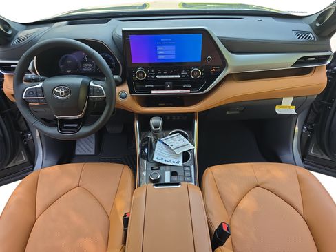 New 2026 Toyota Highlander Platinum AWD/4WD image 9