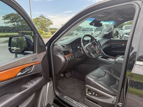 Used 2018 Cadillac Escalade Luxury RWD image 13