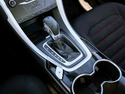 Used 2015 Ford Fusion SE image 9