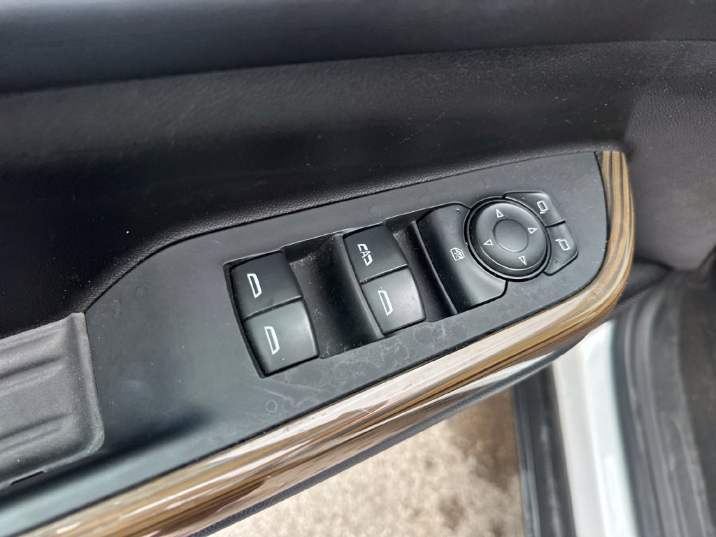 Used 2023 GMC Acadia SLE FWD image 12