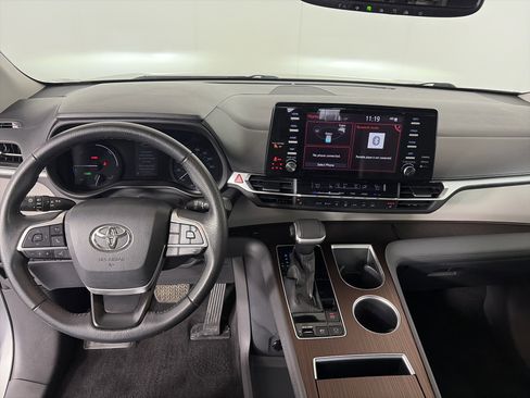 Used 2021 Toyota Sienna XLE image 3
