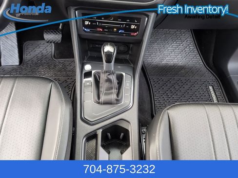 Used 2023 Volkswagen Tiguan SE w/ Panoramic Sunroof Package image 18