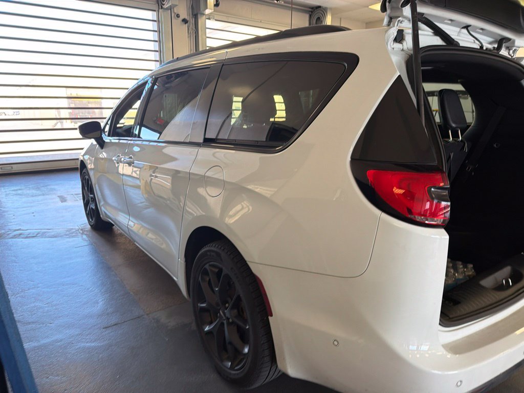 Used 2023 Chrysler Pacifica Touring-L w/ S Appearance Package AWD/4WD image 9
