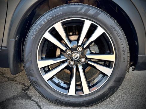 Used 2018 Nissan Kicks SV FWD image 13