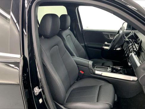 Used 2026 Mercedes-Benz GLB 250 image 2