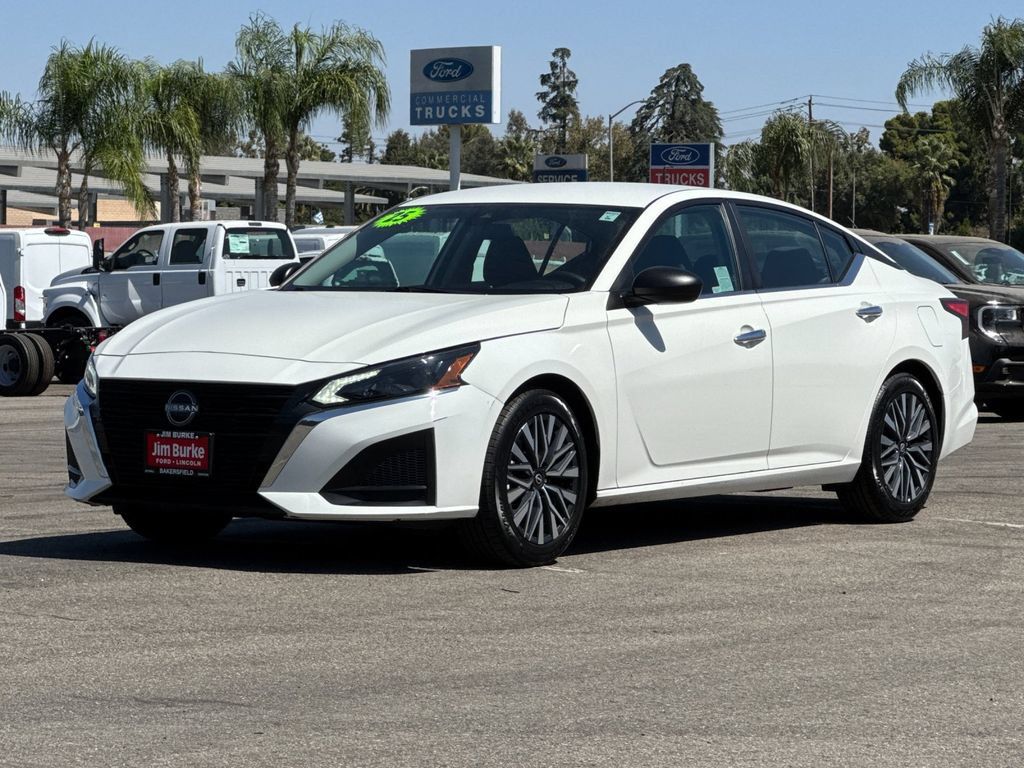 Used 2025 Nissan Altima 2.5 SV FWD image 7