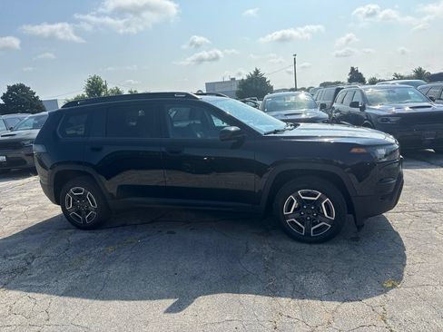 Used 2026 Jeep Cherokee Laredo AWD/4WD image 5
