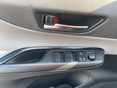 Used 2024 Toyota Venza LE image 16