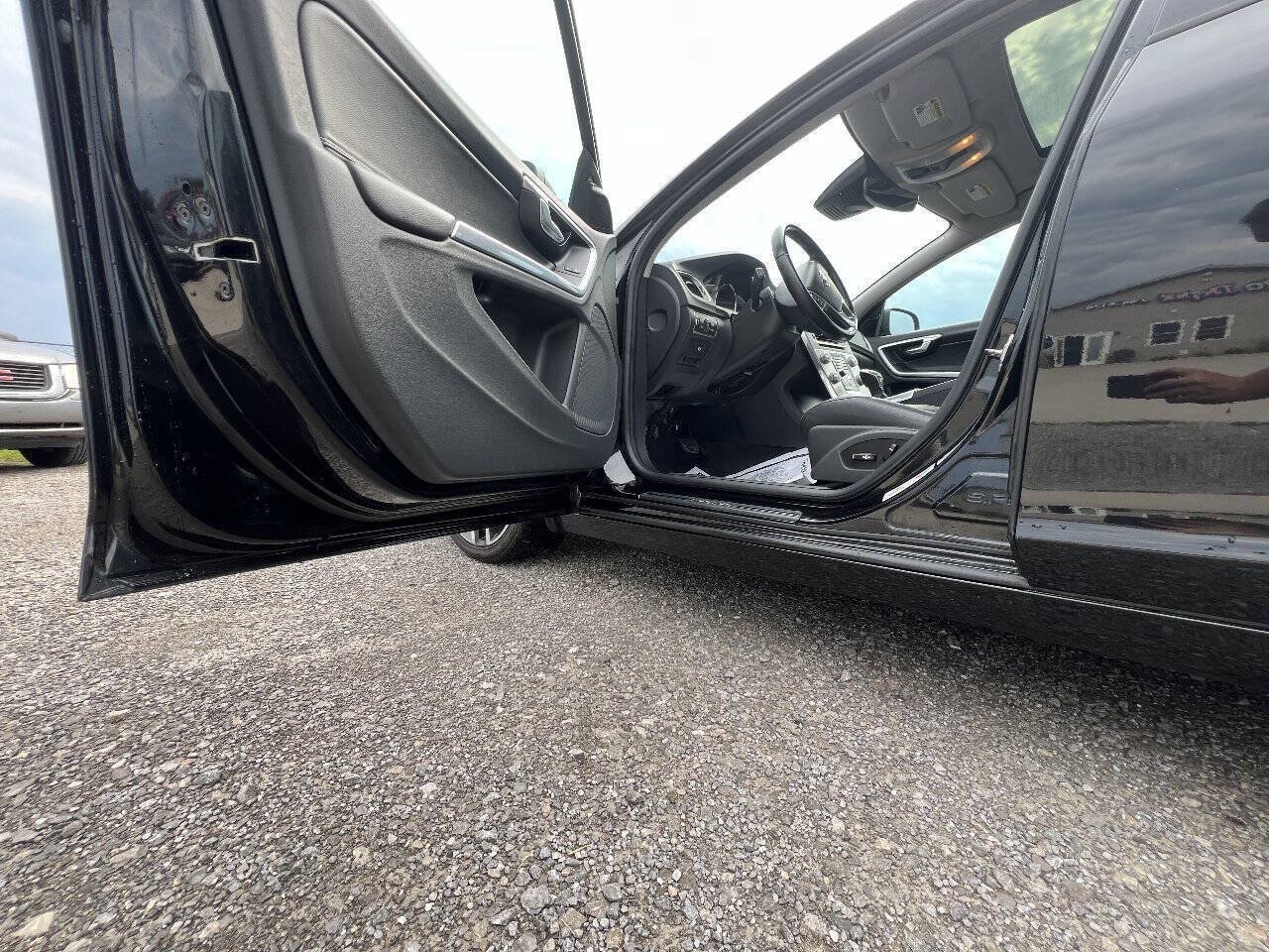 Used 2018 Volvo S60 T5 Dynamic w/ Vision Package FWD image 10