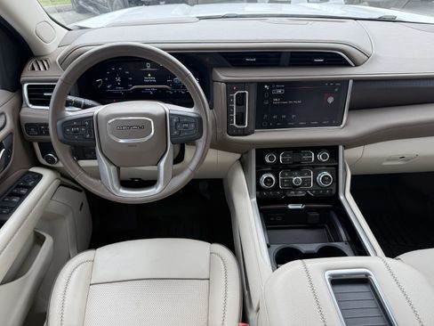 Used 2022 GMC Yukon XL Denali w/ Denali Premium Package image 14